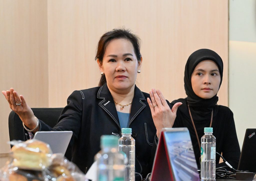 ［写真①：APP本社でサステナビリティに関するレクチャー］