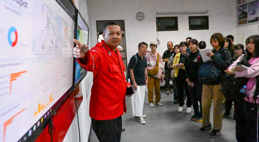 ［写真③：24時間体制で森林火災を監視する管制センター］