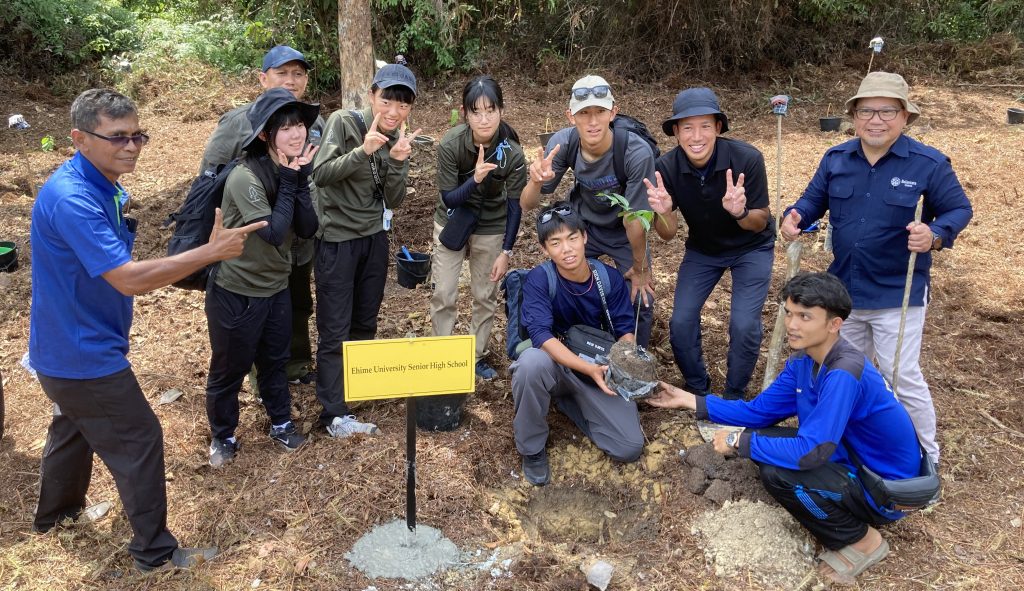 ［写真④：ナツメを皆で記念植樹］